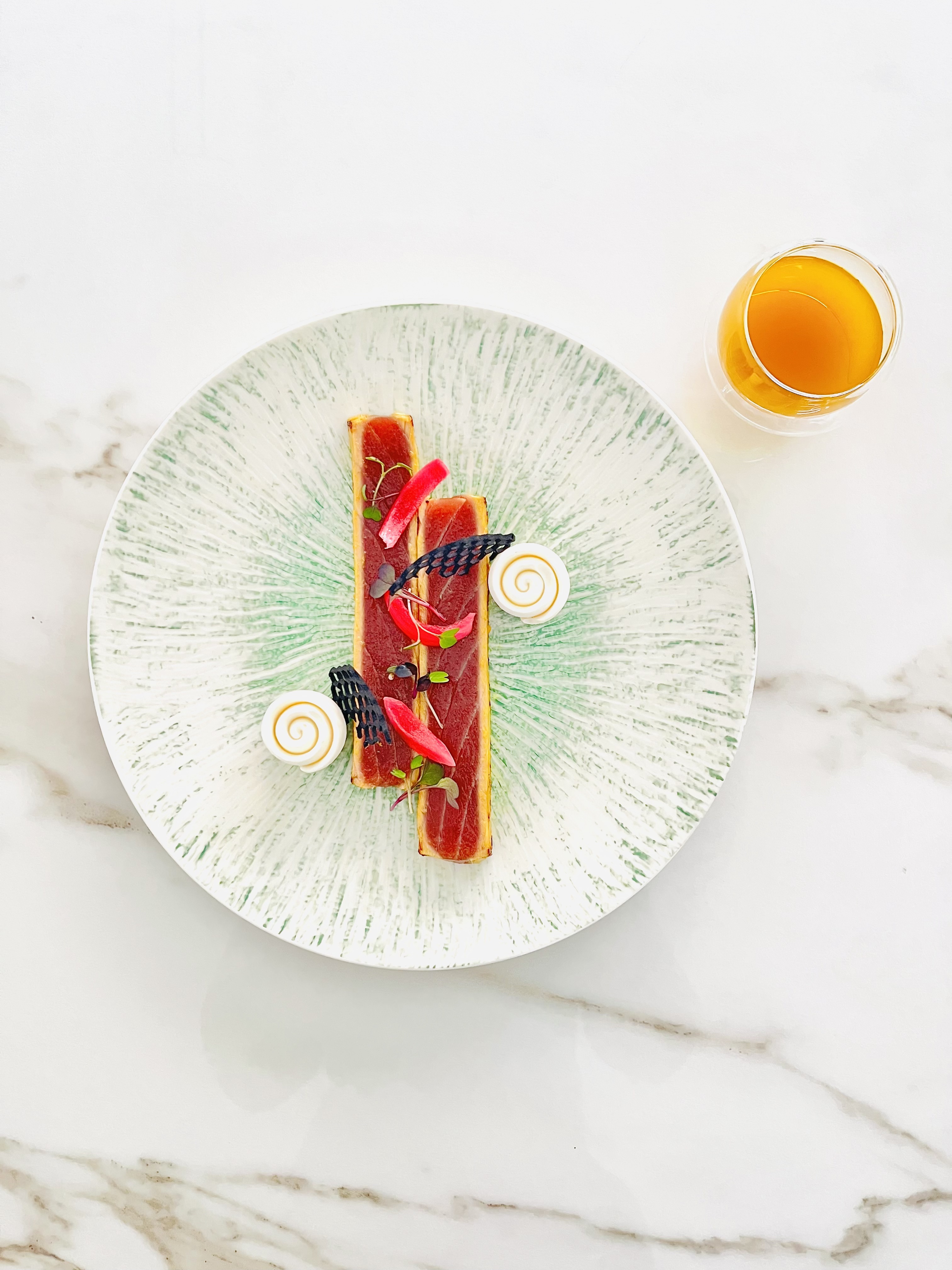 Tataki de thon Saku aux &eacute;pices Satay, bavaroise d&#039;oignons